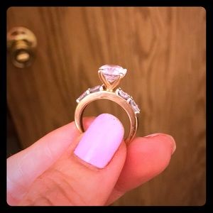 Beautiful 10 k gold  and  5.19 carats .